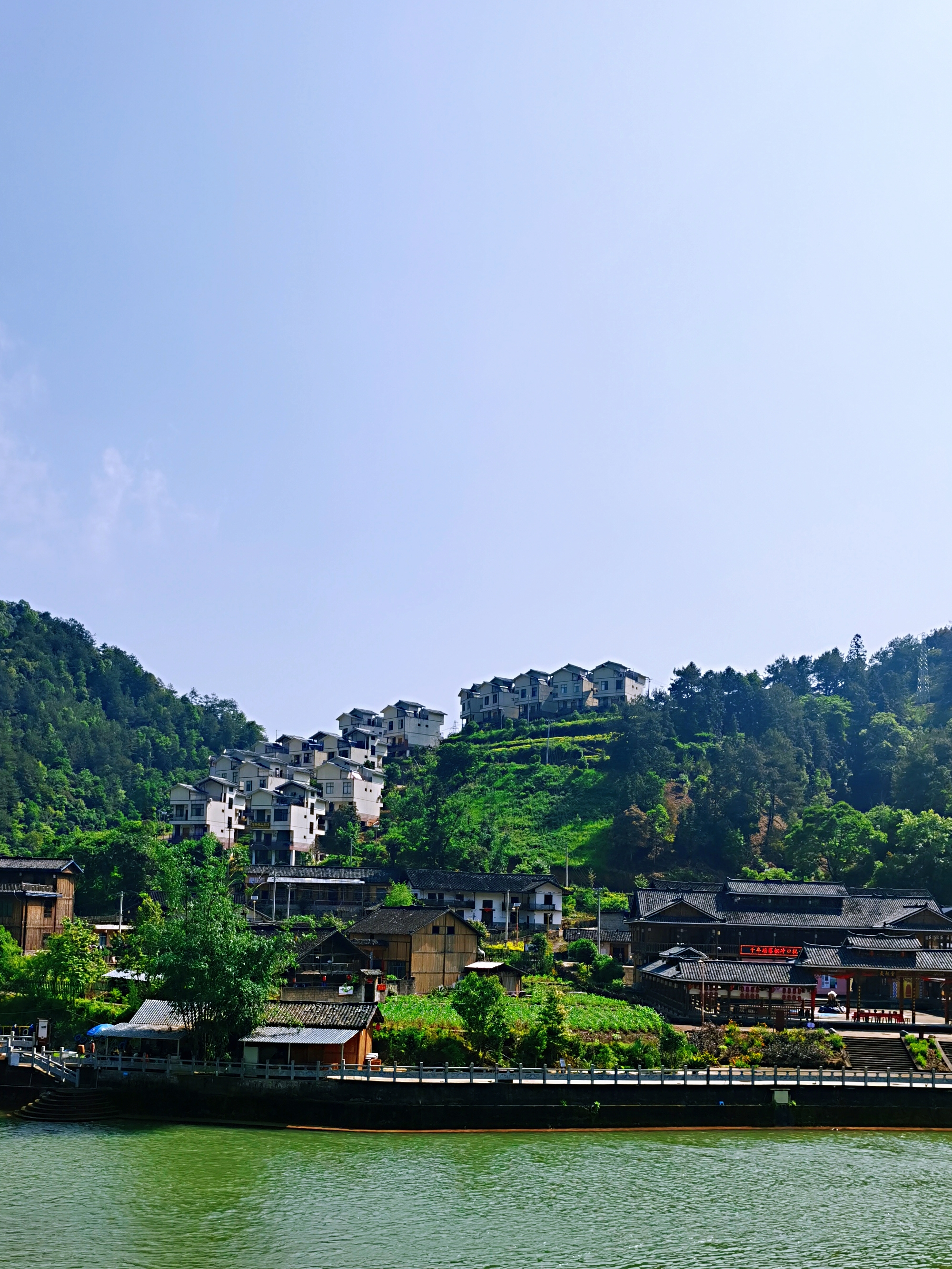 千年瑶寨 千年瑶寨很多,这座瑶寨位于湖南永州江华,名字叫桐冲口村,是