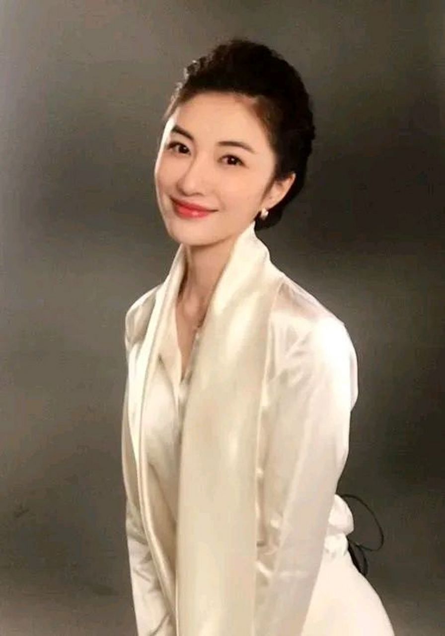 白影 出生于湖南省湘西土家族苗族自治州龙山县,中国内地节目主持人