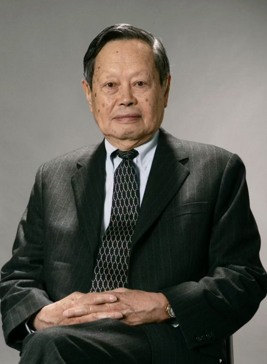 杨振宁获诺贝尔奖时的照片