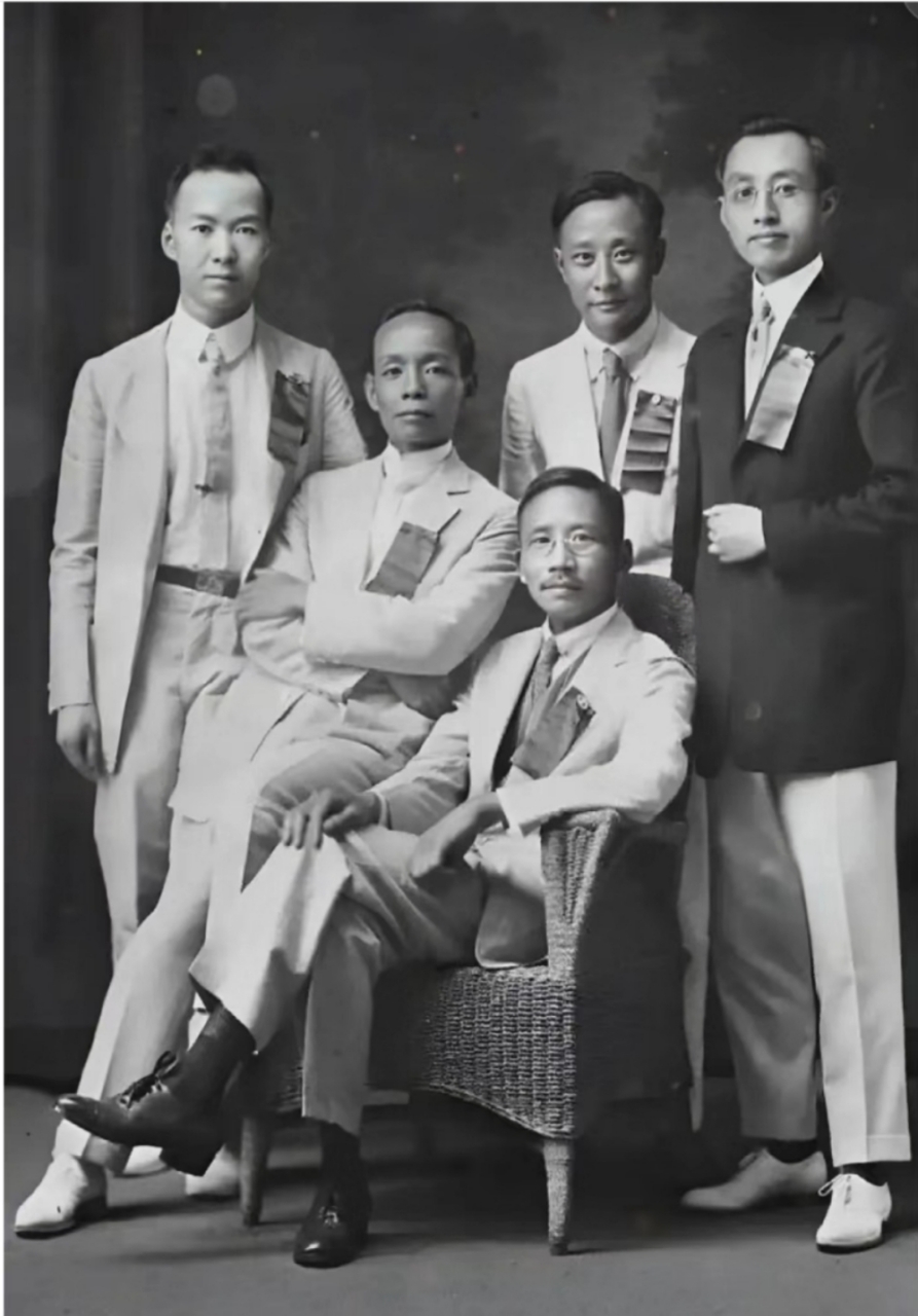 历史老照片,穿着衣服坐在椅子上的男人,是北大校长蔡元培,他被成为
