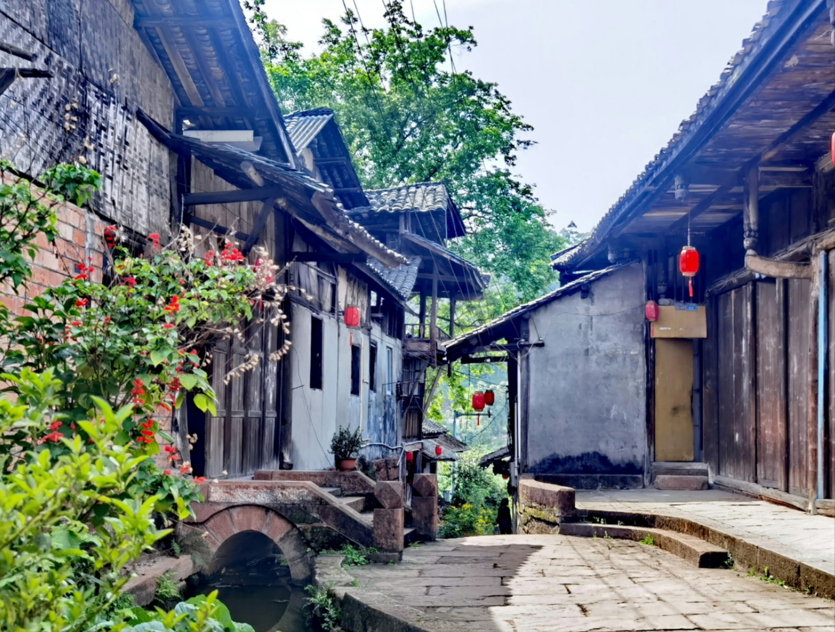 眉山市青神县的汉阳古镇,是一座千年古镇,位于四川省眉山市青神县城南