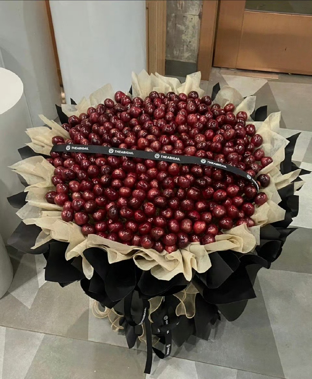 凭咱俩的关系 送我一束车厘子花束不过分吧.