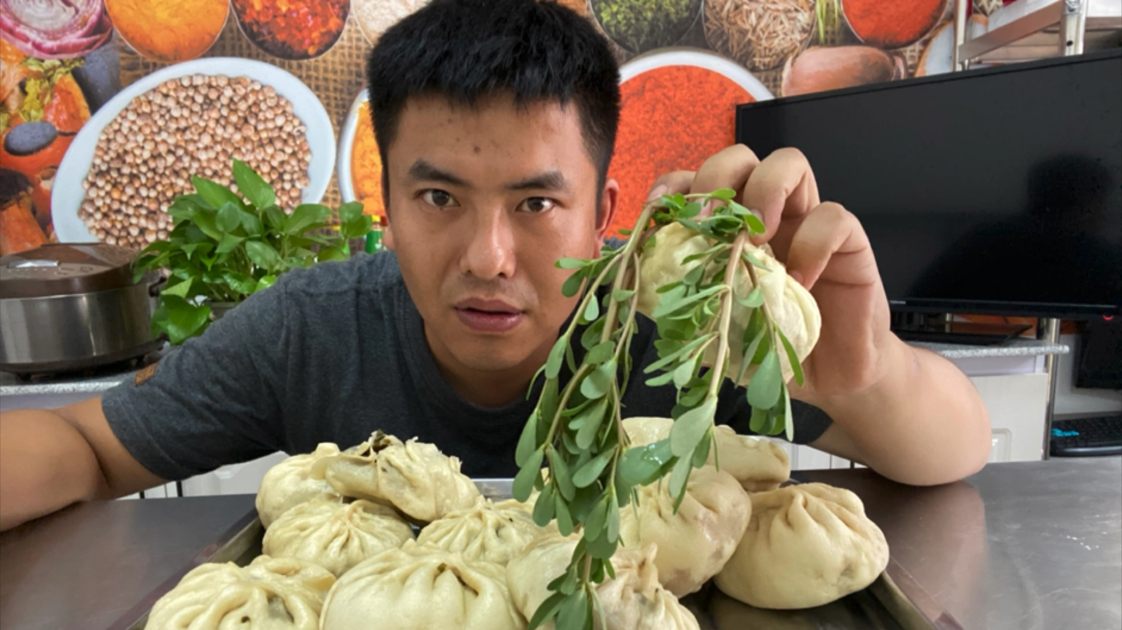 全国各地都有的野菜“马齿苋”蒸成包子,蘸上蒜汁,太好吃了