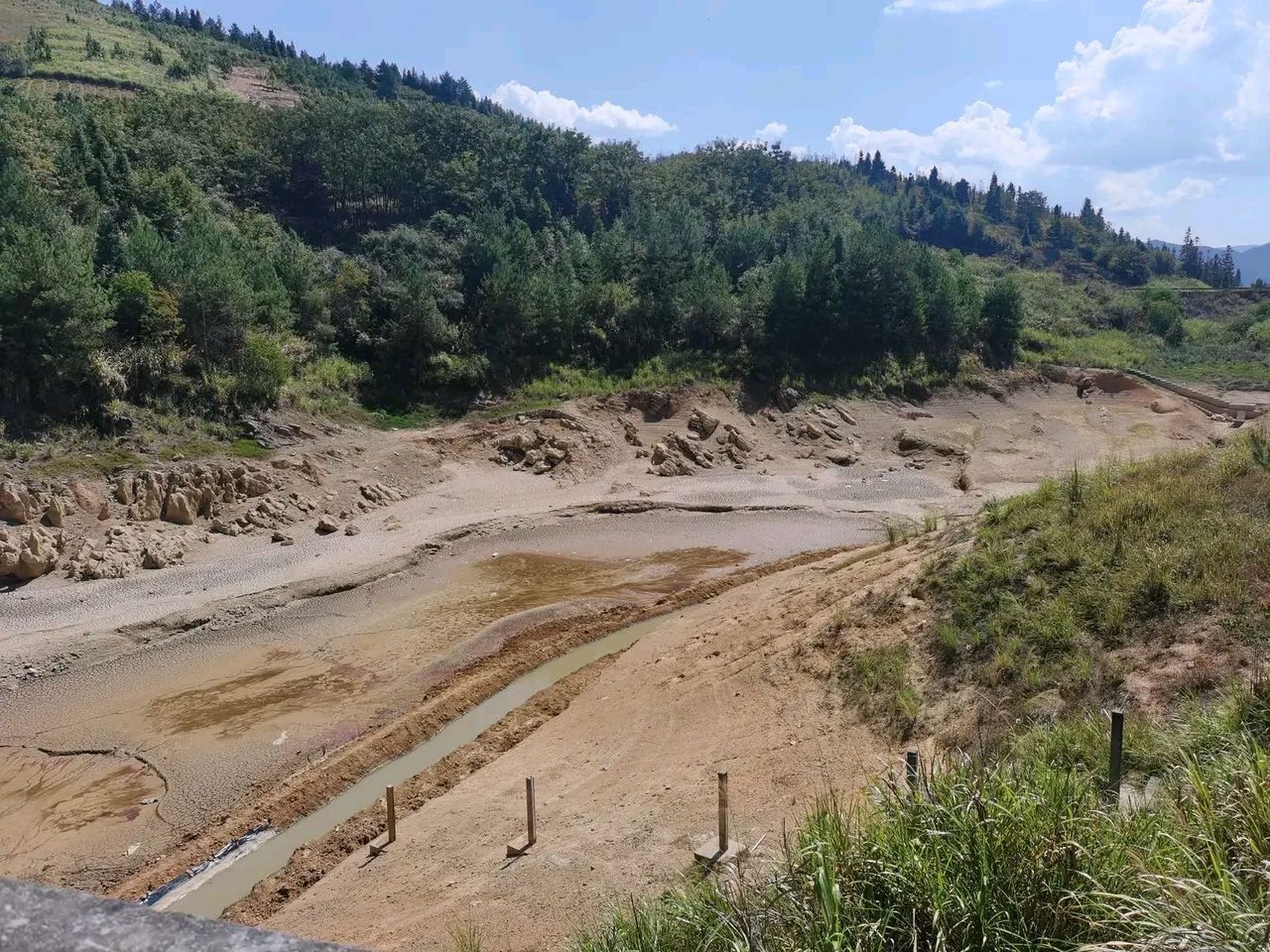 网友:这么大的水库怎么都干枯了