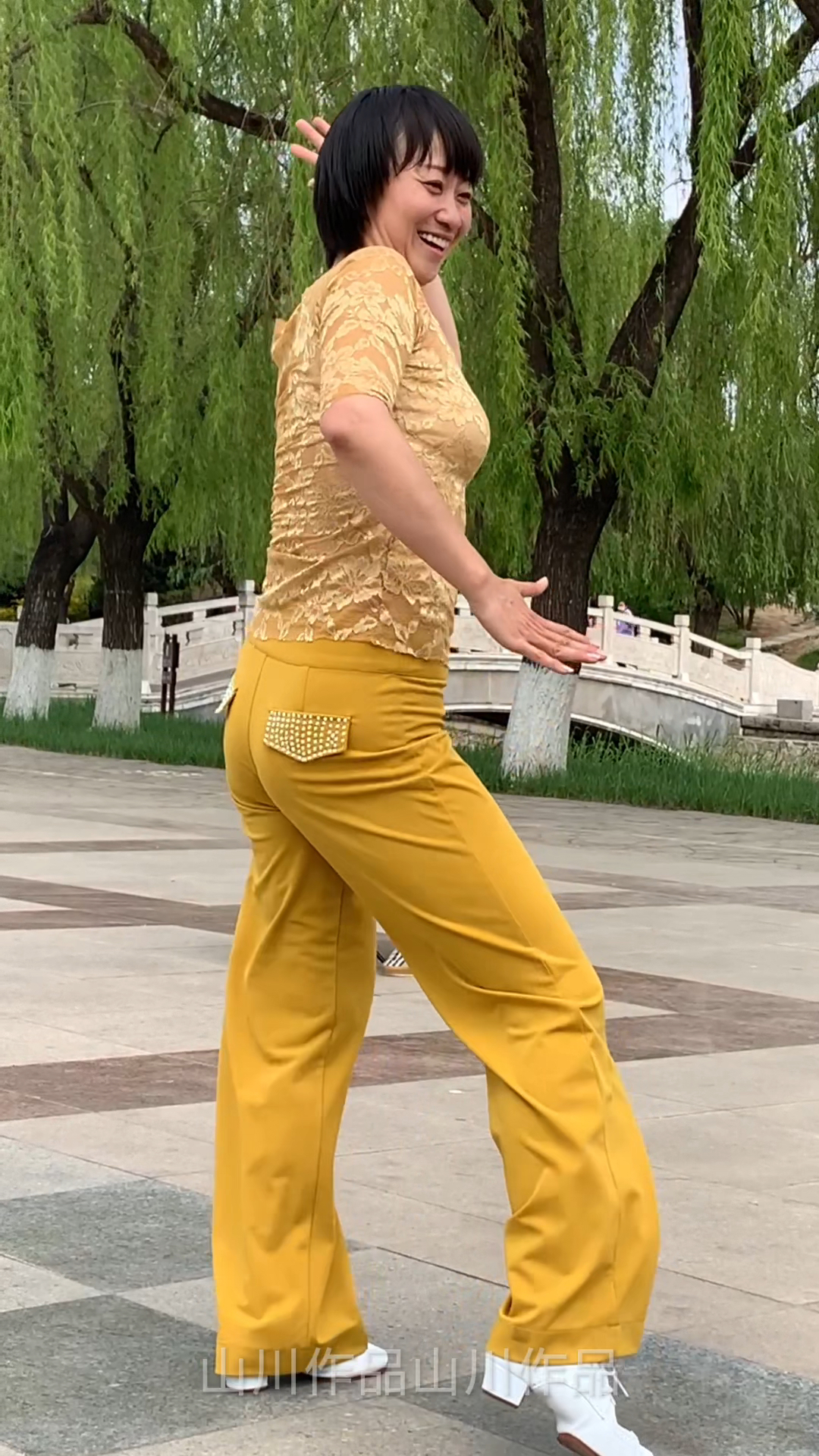 甜美小芳广场舞真好看