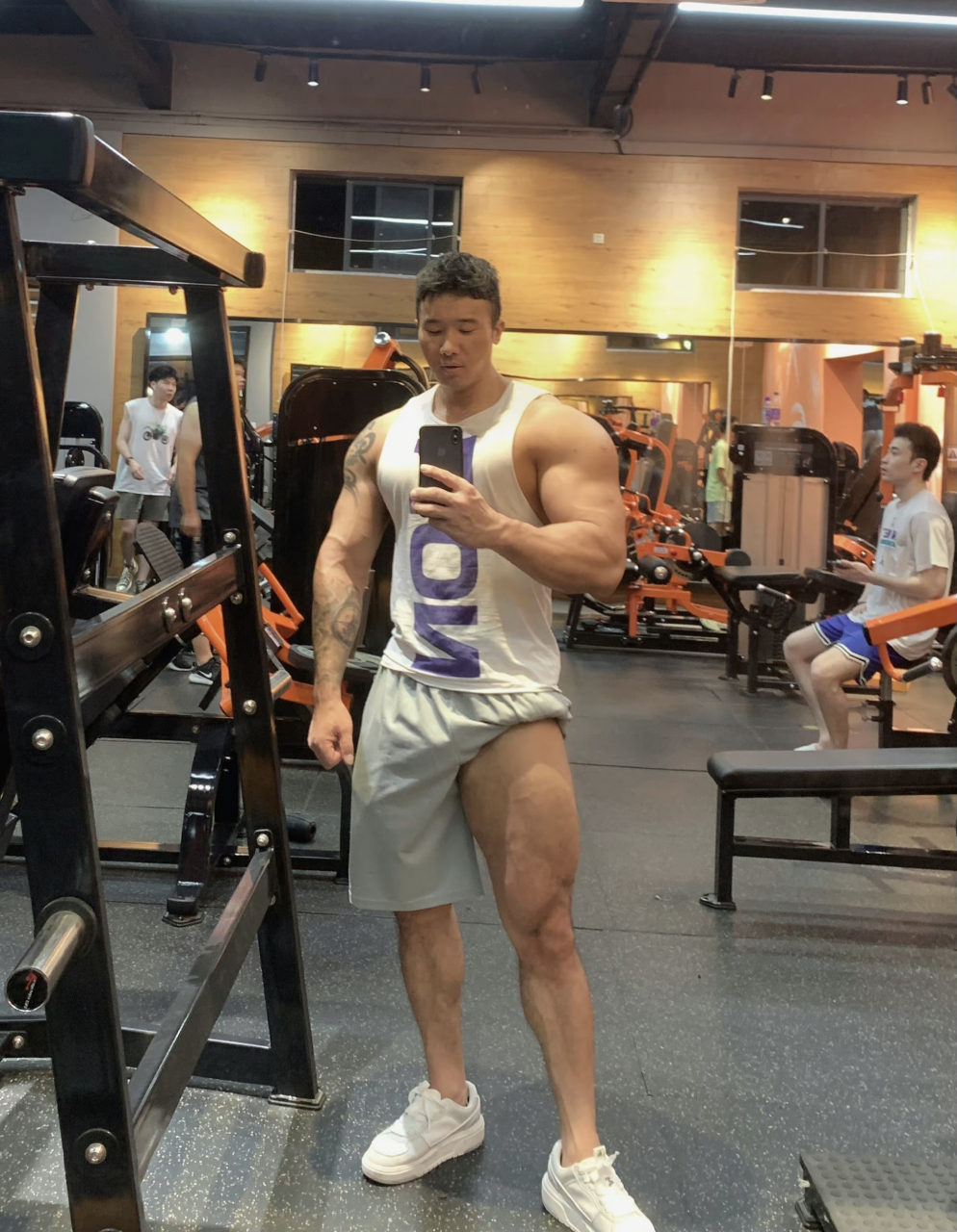 上半身确实练的很壮了#肌肉型男# #健身