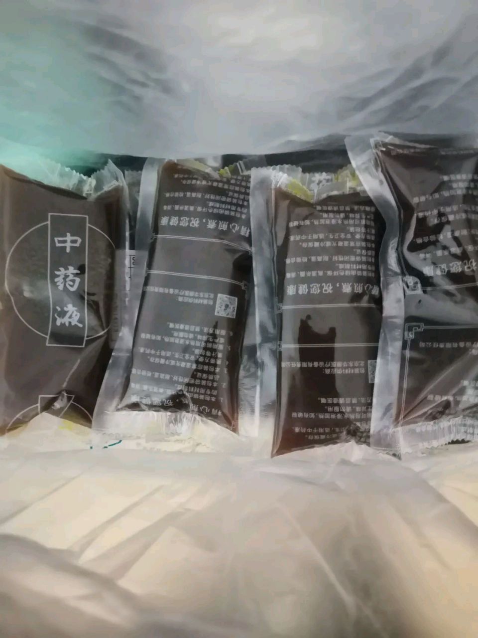 昨天把代煎的中药拿回来了,等凉了以后放进了冰箱.