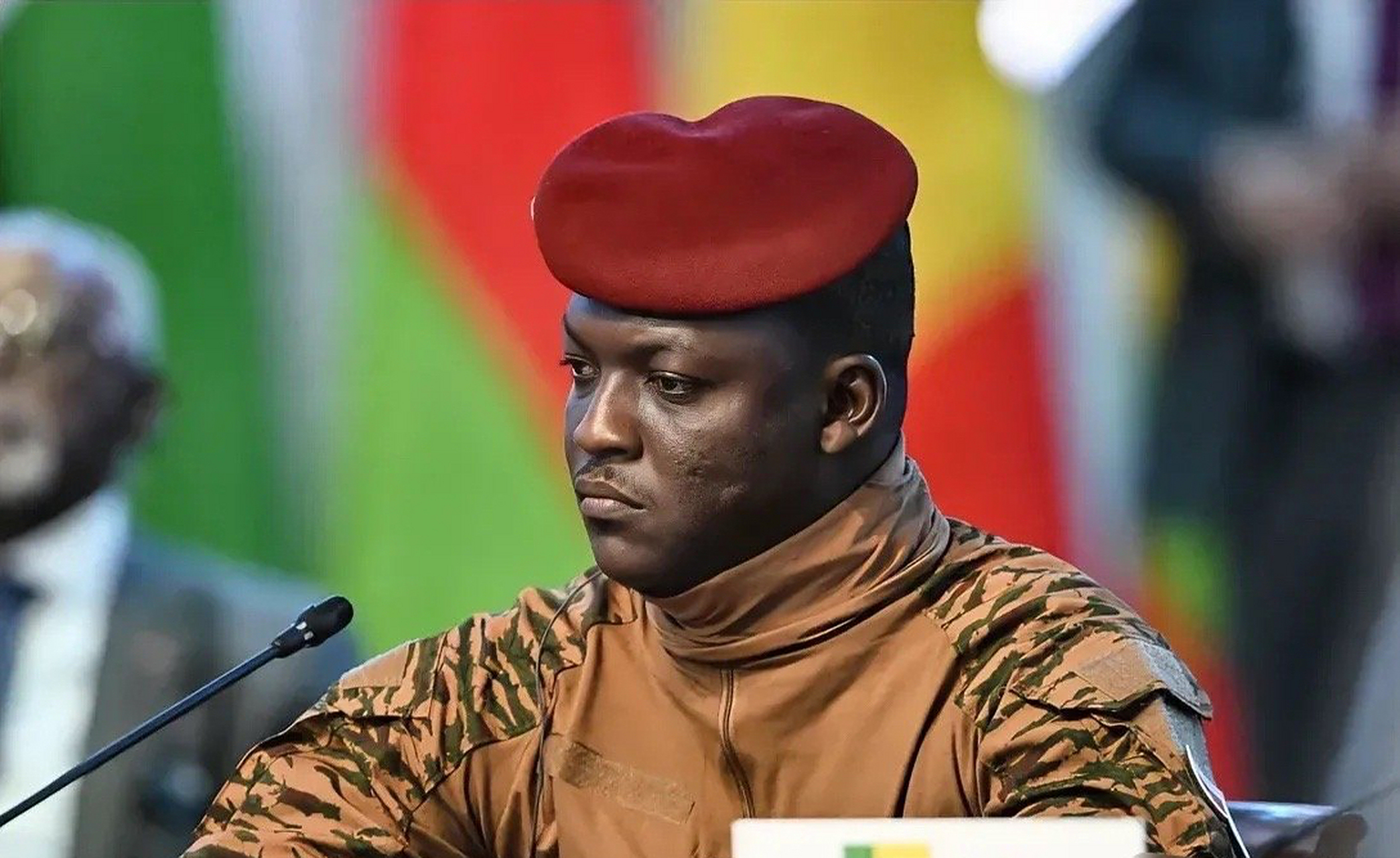 35岁的布基纳法索总统特拉奥雷再次表态,他强调,虽然该国已经接受了63