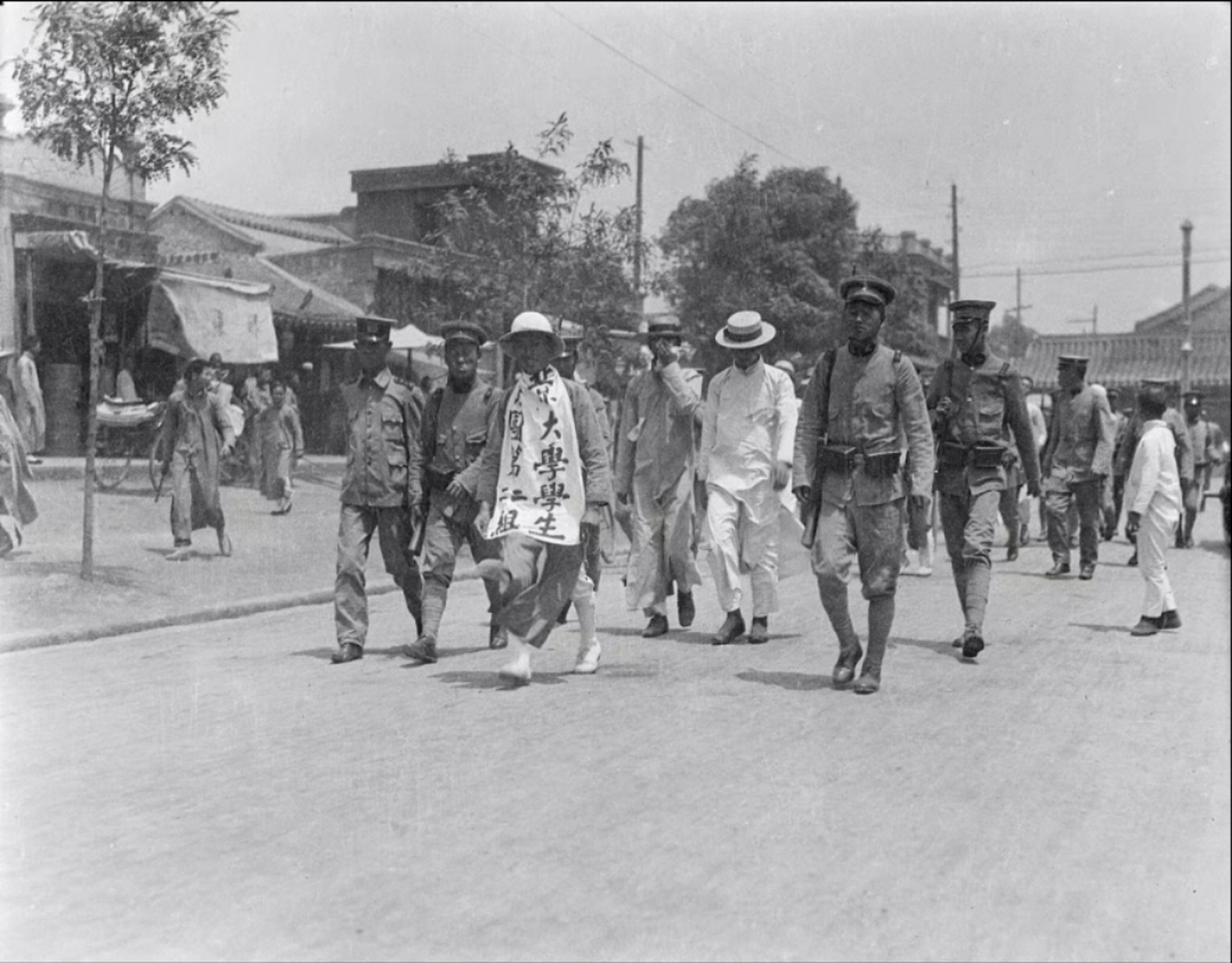 1919年,五四运动老照片,具有觉悟思想的大学生和社会精英走上街头