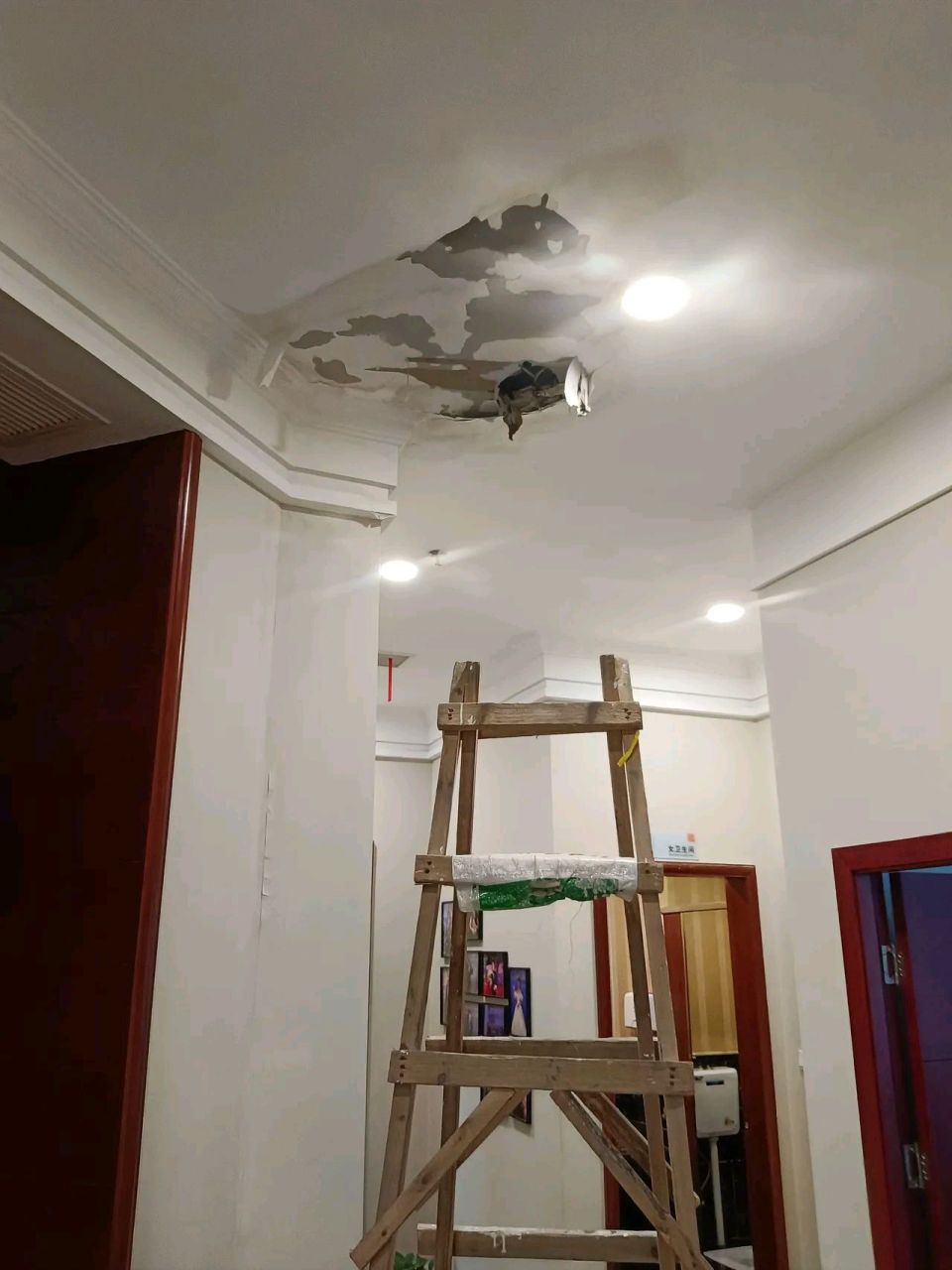 五匹的风管机漏水,现场看到吊顶泡坏了,和客户沟通