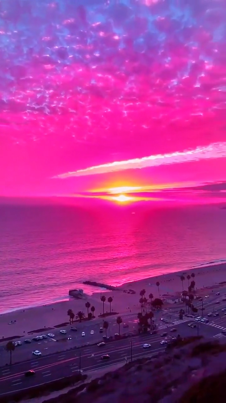 听说最美丽的小仙女都会被艾特看粉色的晚霞.