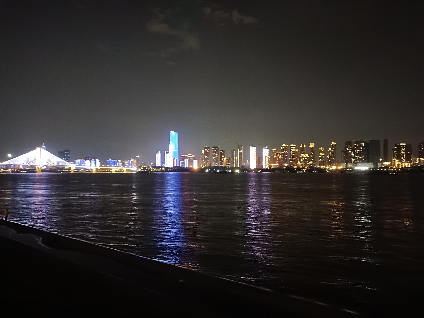 美丽的江滩夜景