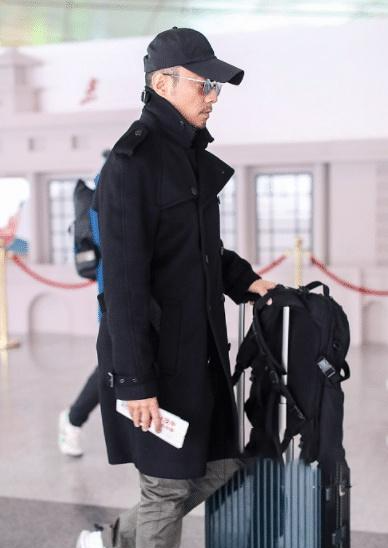 张涵予穿硬派风衣到膝盖,178身高踩7千块的鞋,气质太爷们儿!