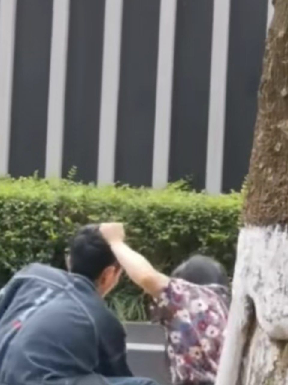 男子收拾行李箱,被女生拳打脚踢,还薅头发!现在的女孩,到底是怎么了?