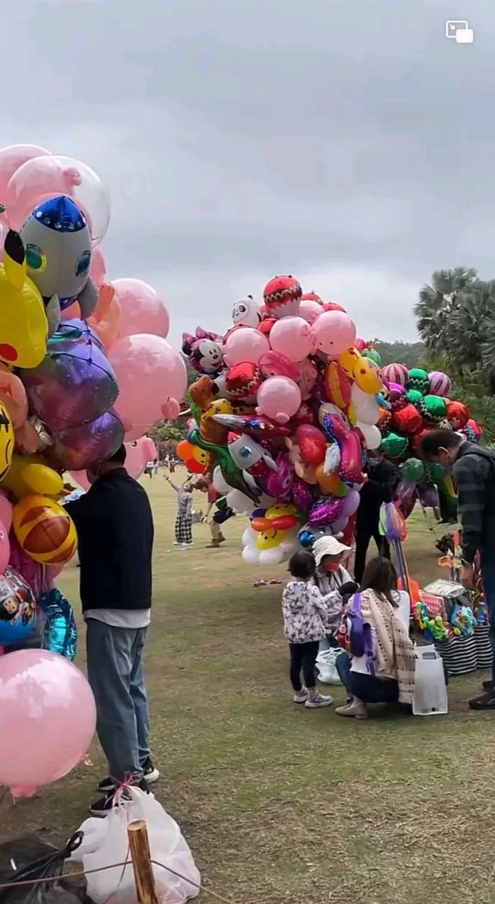 在深圳,我一朋友在公园卖气球,他跟我说,进货几十块钱可以做40个左右