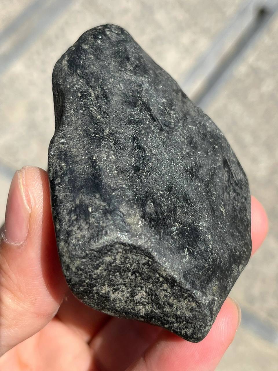 翡翠原石# #点击头像看直播# 格应角黑乌沙皮壳翡翠玉石,180克,沙