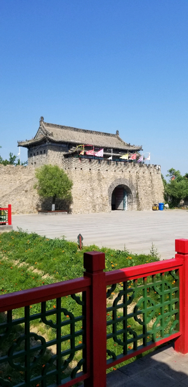 英雄城市的"古城"景区--叶赫那拉城景区,通往景区的外部路还没修好