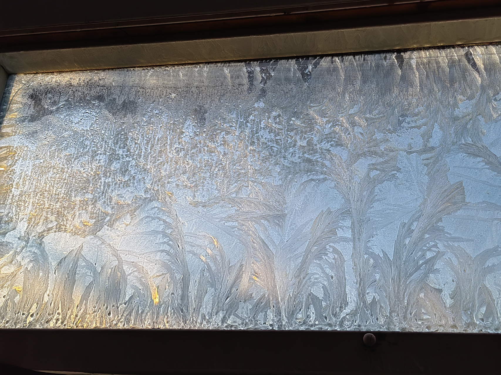 早上起床后,发现东北农村老家玻璃窗上出现了好多冰窗花