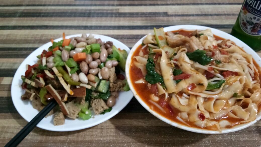 河南巩义吃刀削面凉菜24元,分量太大了,吃一半倒一半,真是浪费
