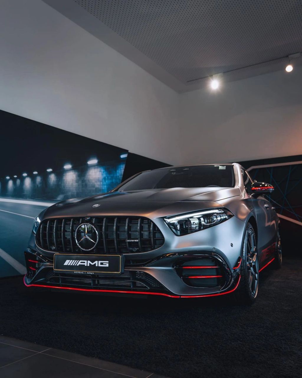 奔驰a45s 4matic 最强小钢炮车型 采用了全新的套件设计语言 风刀前