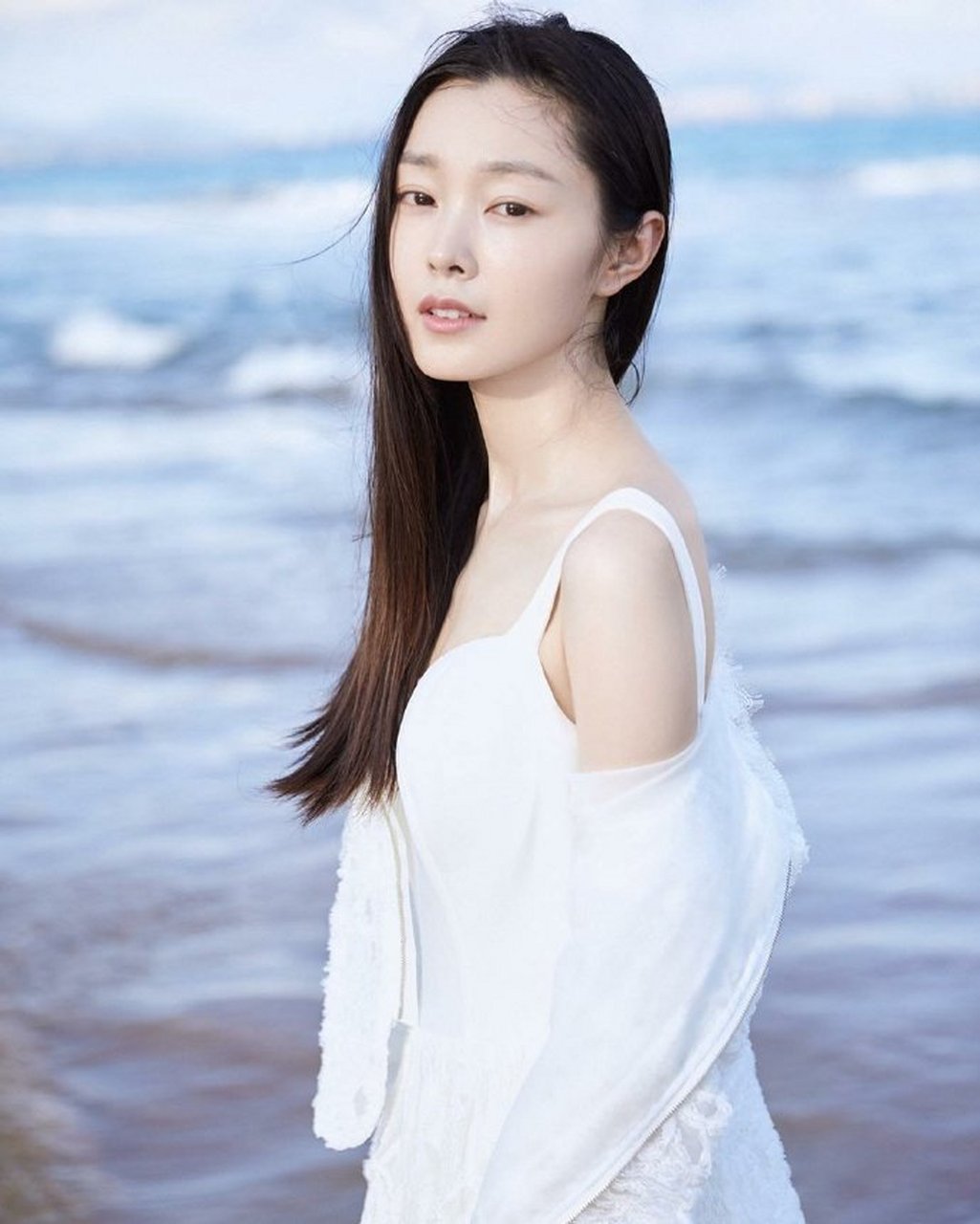 白色的裙子本身就很优雅,加上简单的设