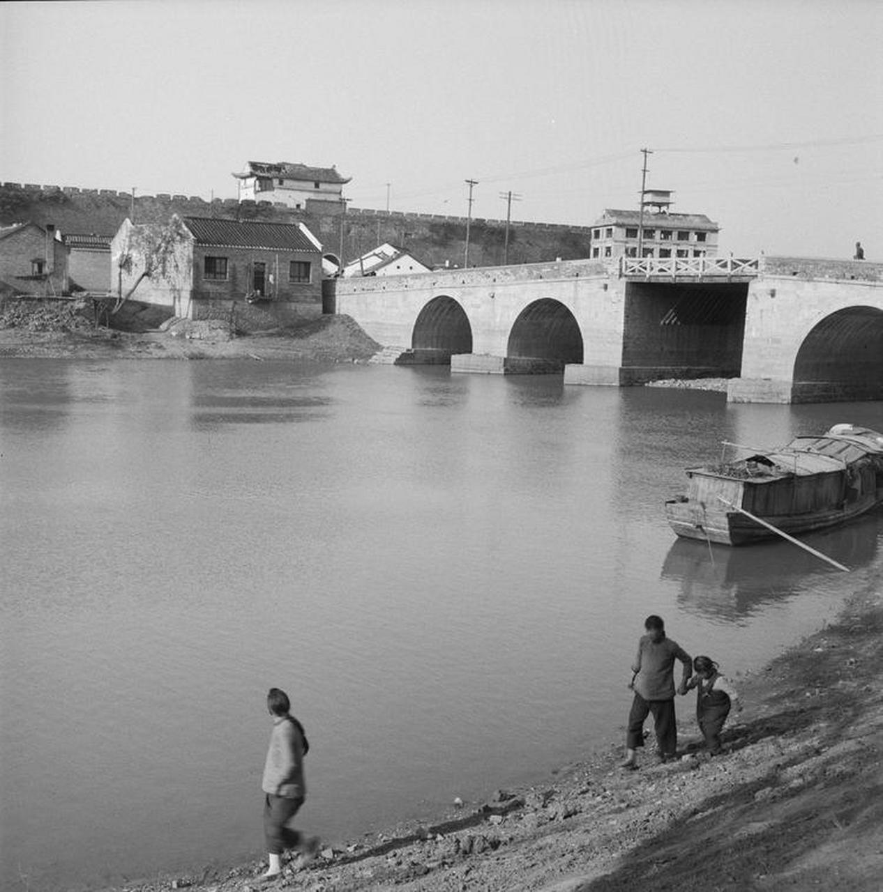 老照片  上世纪40年代的南京通济门,气势恢宏  通济门是南京明城墙上