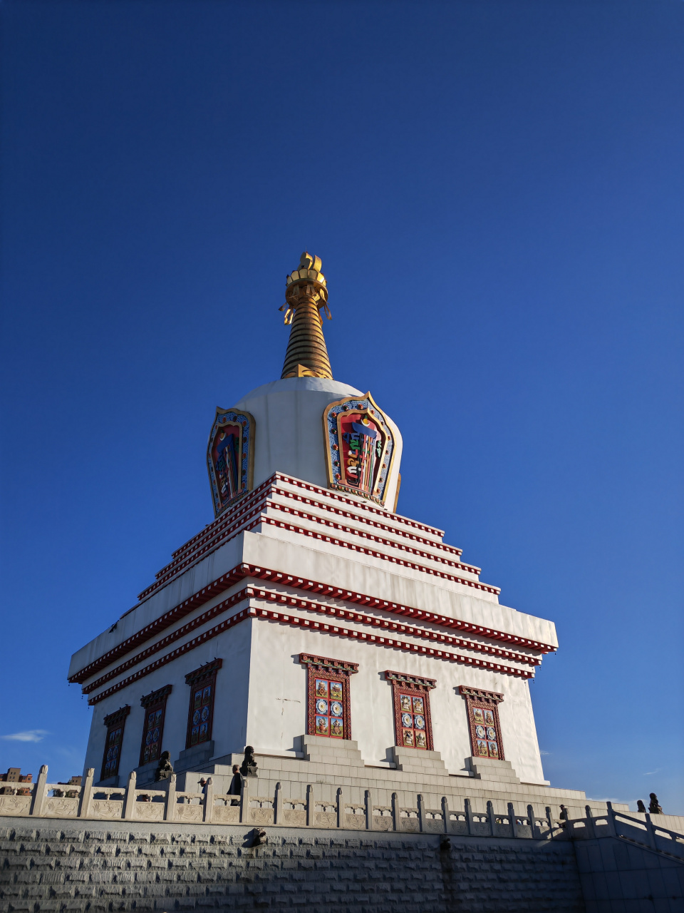 呼和浩特市宝尔汗塔,塔基占地6000多平方米,塔总高达80多米,塔身共九