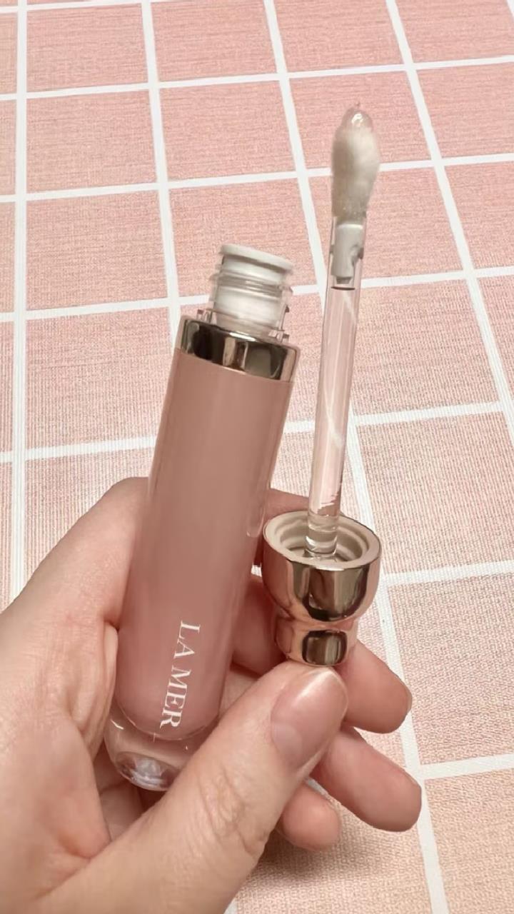 海蓝之谜护唇蜜 颜值yyds,涂上后有种想吃进嘴里的感觉,除了贵没毛病!