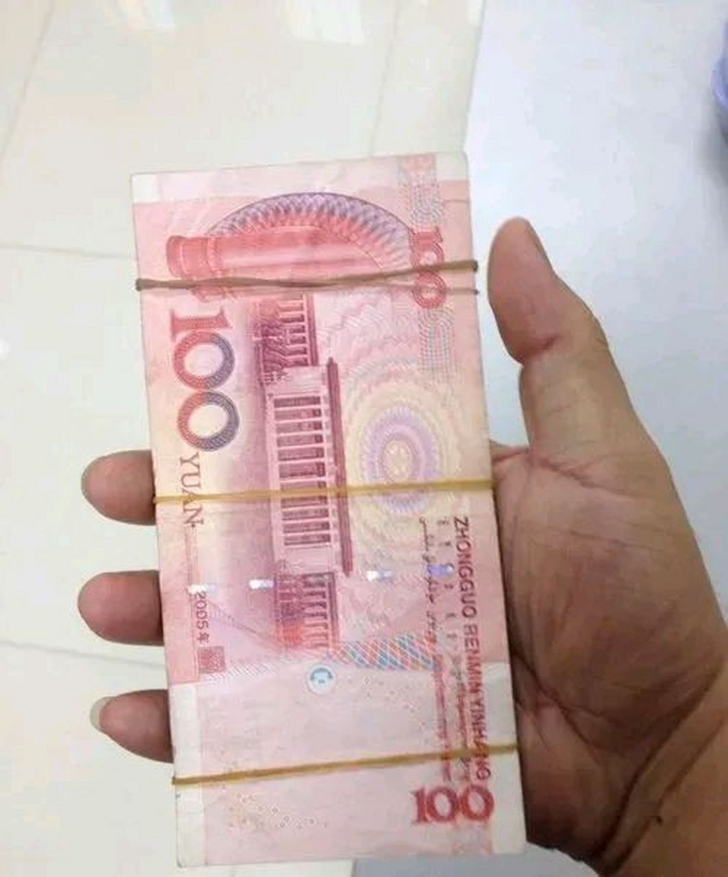 今天在路上走着,突然有个人骑车经过掉了一沓人民币,我喊他,他也不