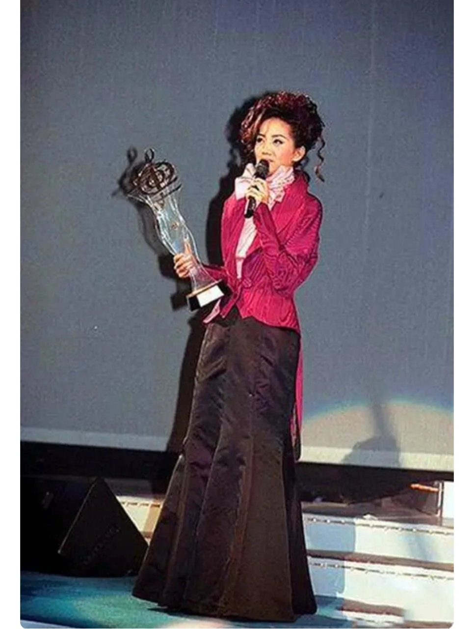 1998年,梅艳芳获得香港乐坛最高荣誉金针奖.