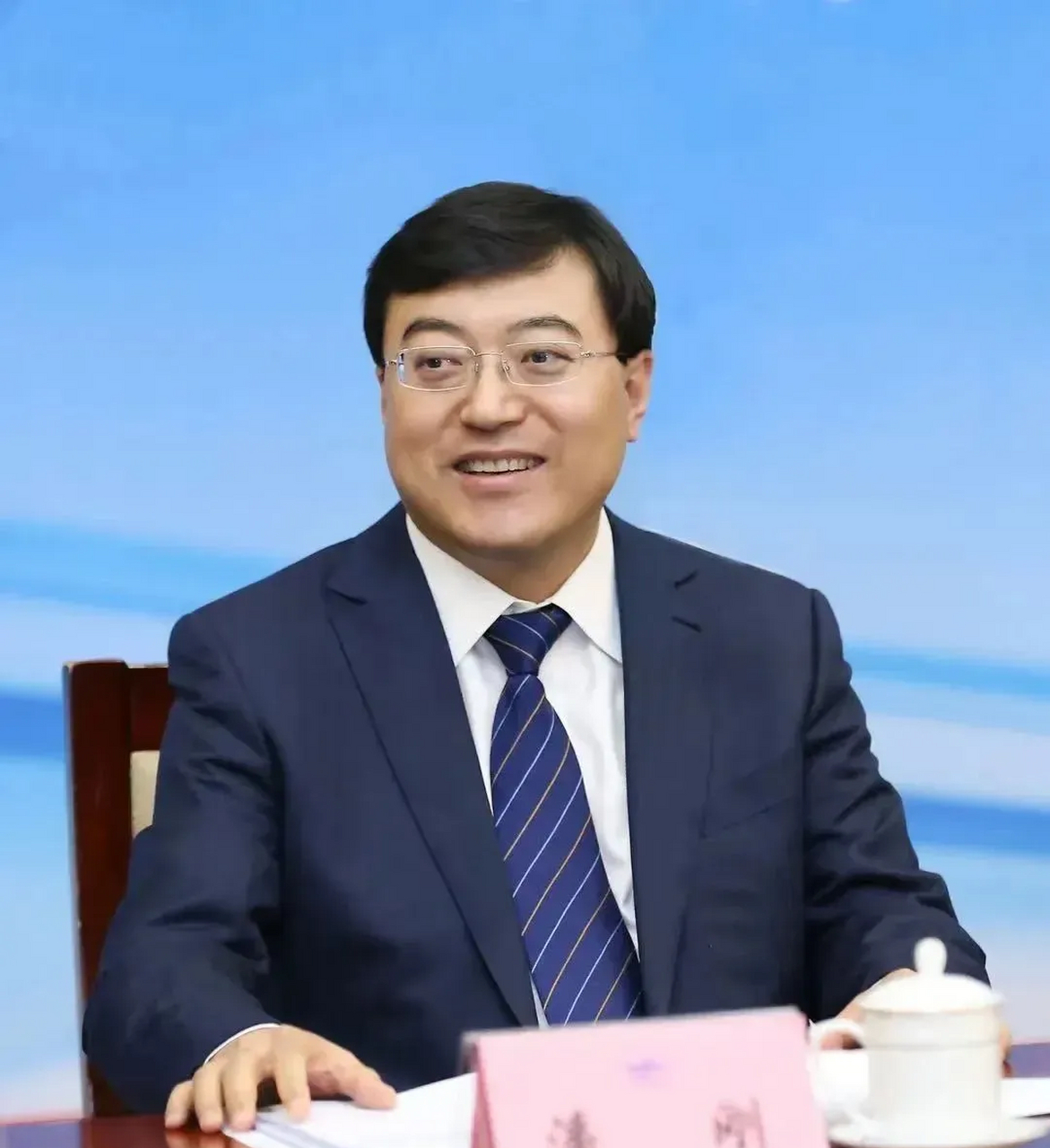 1,潘刚—70年生人,伊利股份董事长 2,赵成霞—70年生人,伊利股份执行