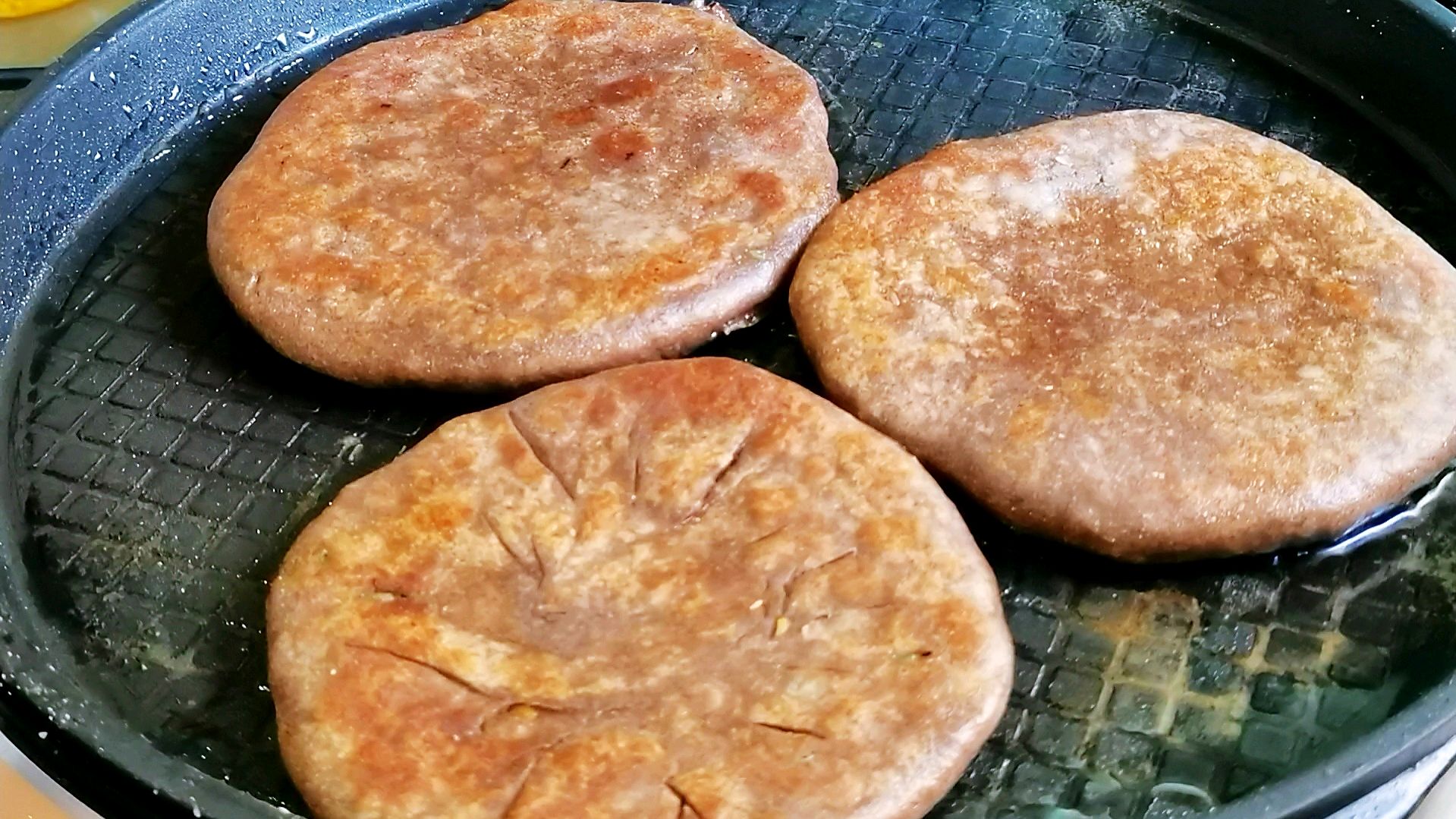 荞麦面馅饼这样做,外酥里软,馅鲜美味又营养,粗粮细作少油健康