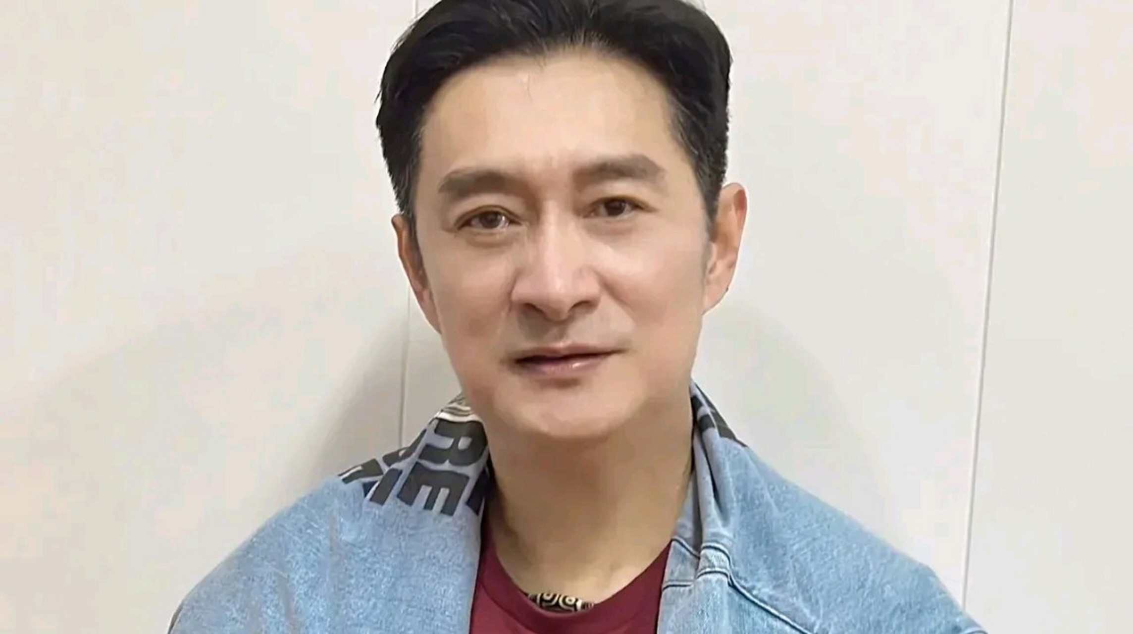 60岁黄安近照曝光 剪掉一头长发年轻10岁 近日,台湾老牌歌手黄安在