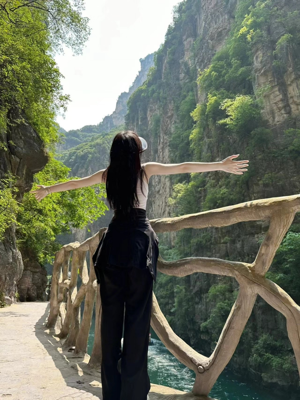 时有落花至,远随流水香