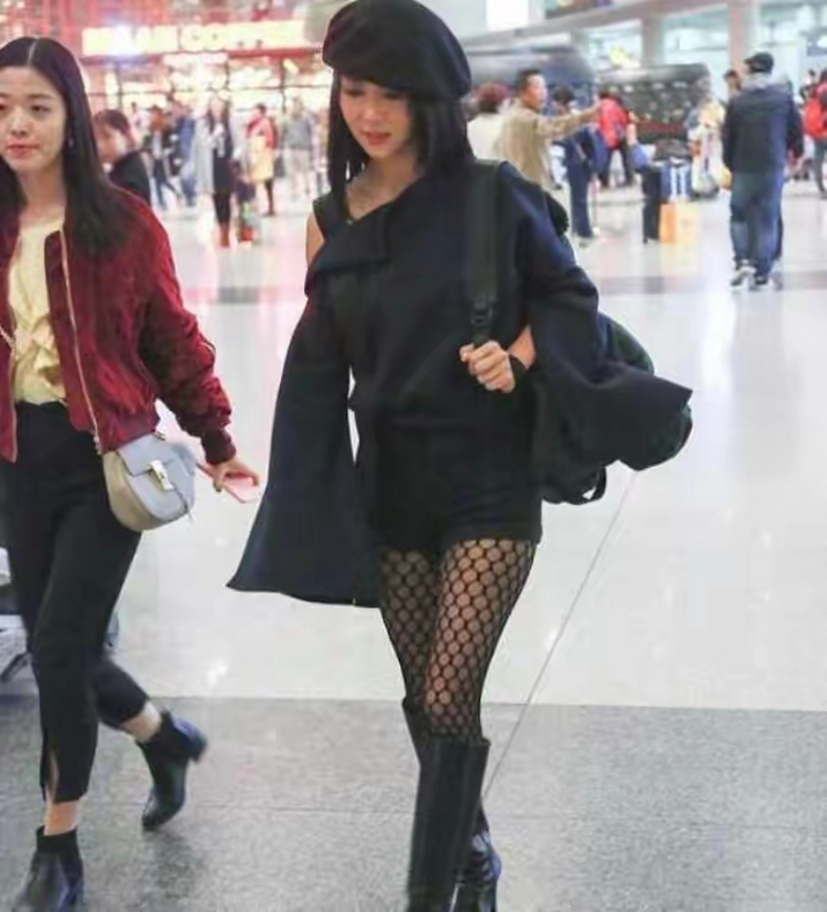 薛凯琪挑战成熟女性路线,穿黑色渔网丝袜,勾勒出迷人双腿轮廓