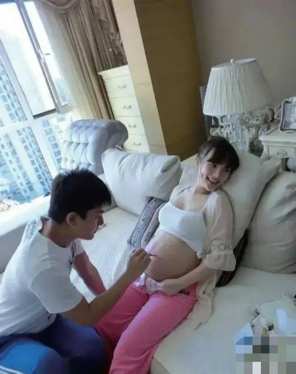 那个时候李小璐多幸福啊,在李小璐怀孕时,贾乃亮与她的恩爱画面,现在