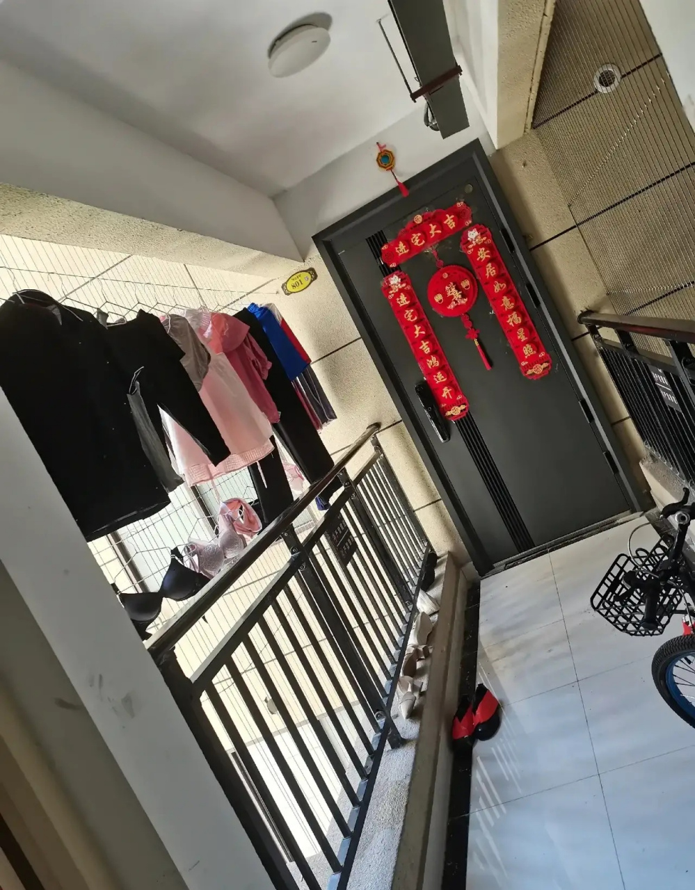 网友:邻居走廊上晒衣服,霸占公共场所,采光全部遮挡,沟通无果.支支招!