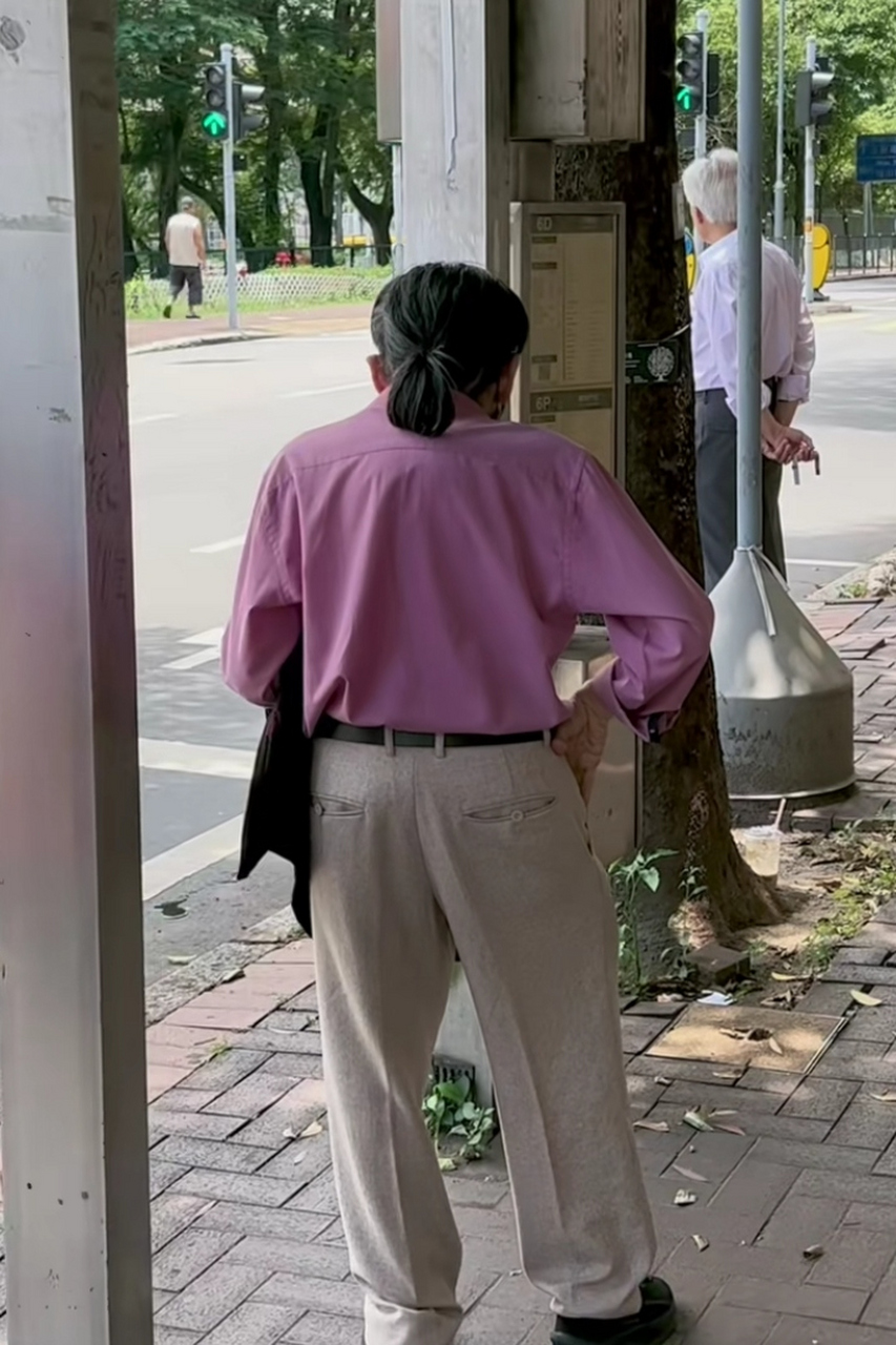 香港老牌艺人泰迪罗宾现身街头,身高不足一米五的他才华横溢,提携过