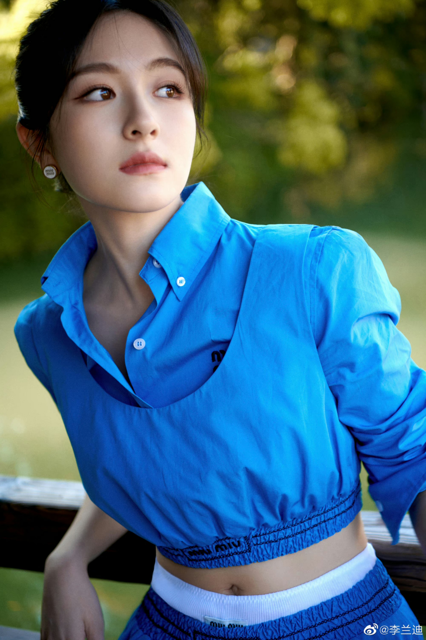 李兰迪在乌镇美照,一身蓝色很亮眼哦