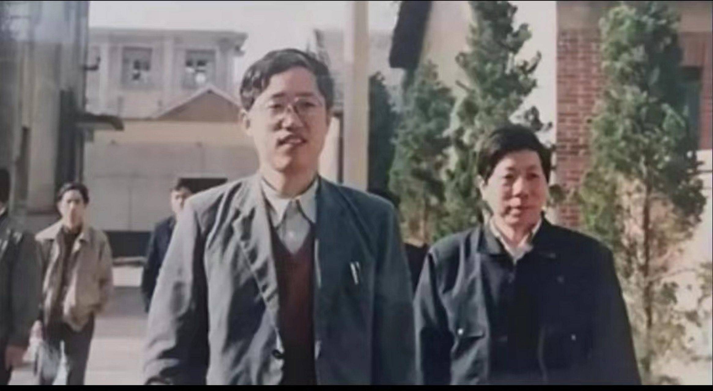 他叫李宏塔,是李葆华的儿子李大钊的孙子.