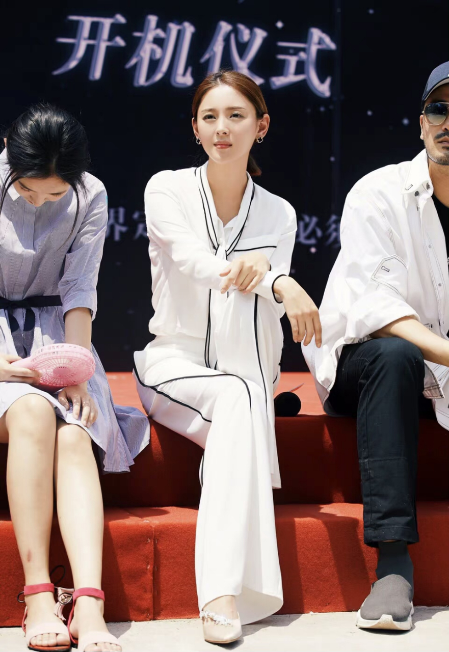 小刘佳才是甜妹天花板的存在,绑带衬衫配阔腿裤甜美俏丽,五官精致仿似