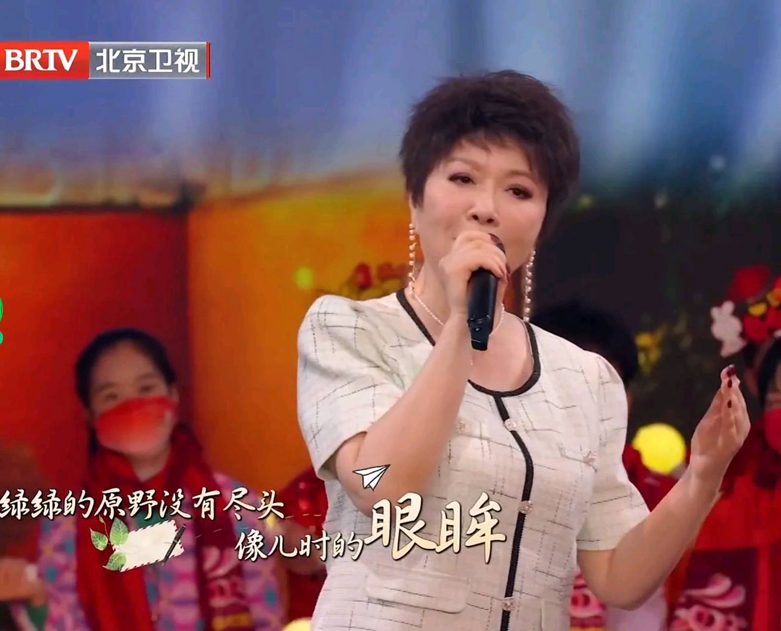 2023年北京春晚,田真自曝"回来后就没出去",蔡明向她吐槽:你不敢出去!