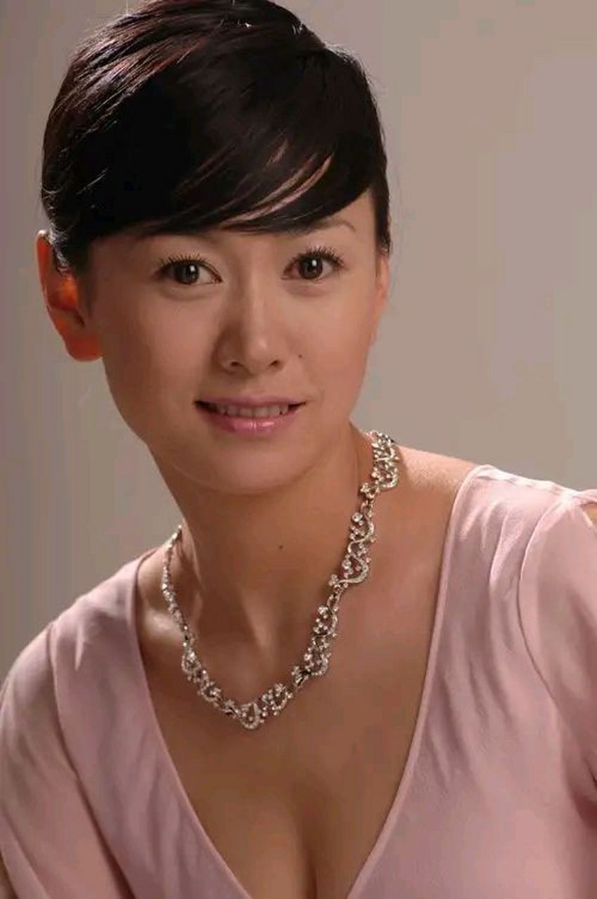 演员齐欢说,风筝这个剧组,不允许女演员化妆,什么眼线啦,睫毛啦,一律