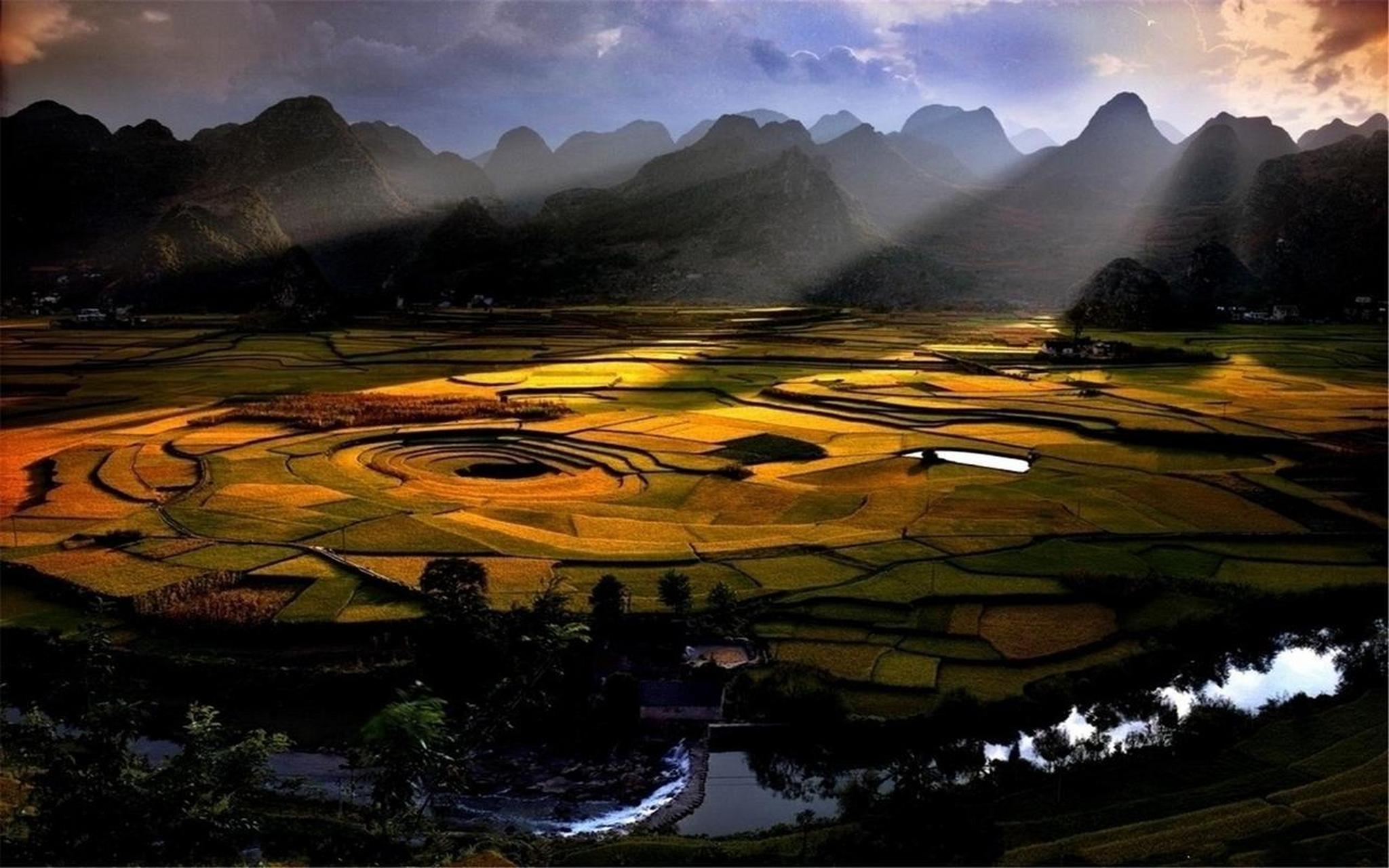 地理因素:贵州地处中国的西南地区,地势复杂多样,山地和峡谷较多.