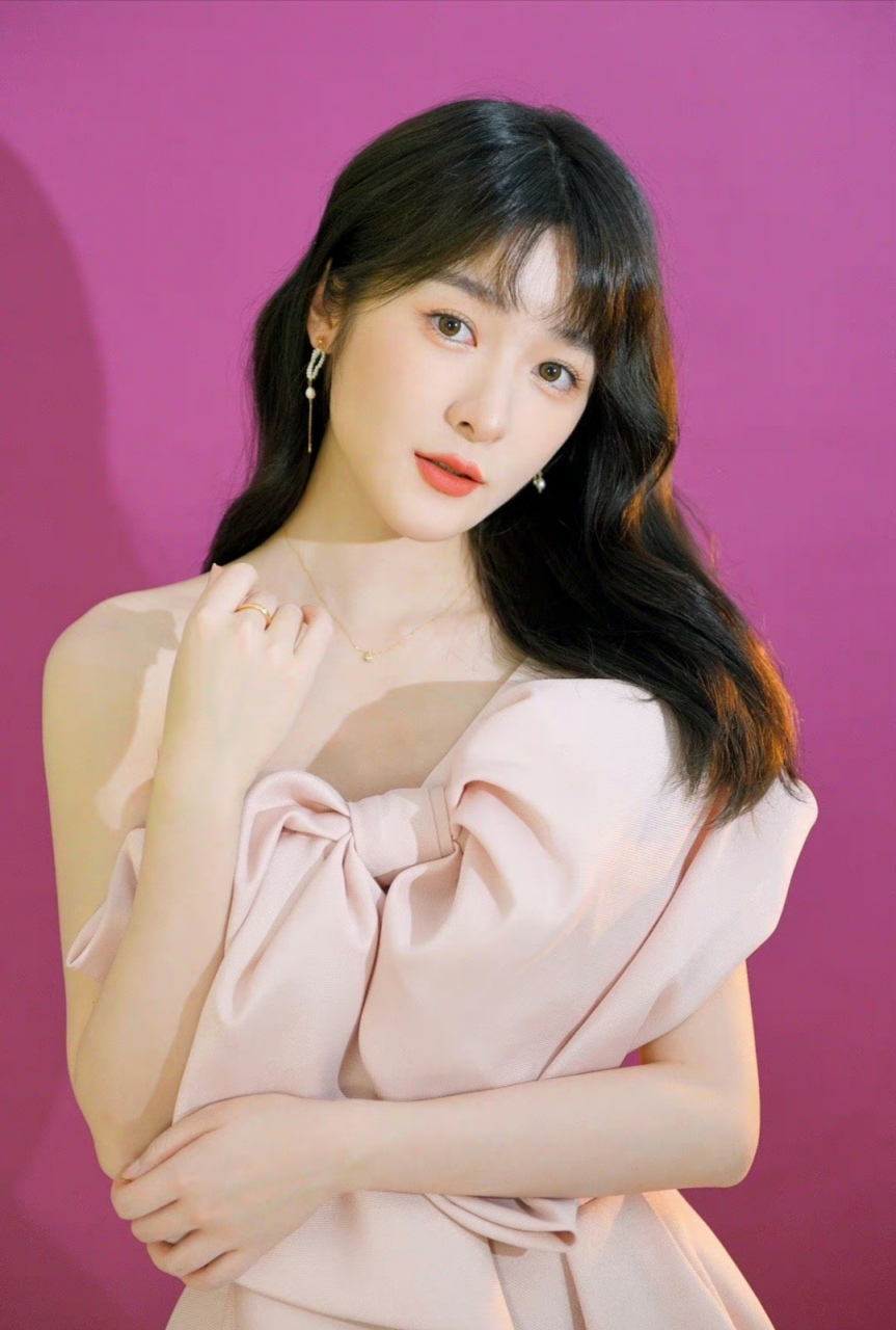 9月19日晚间,资深经纪人陈震宇官宣徐娇回归周星驰公司.