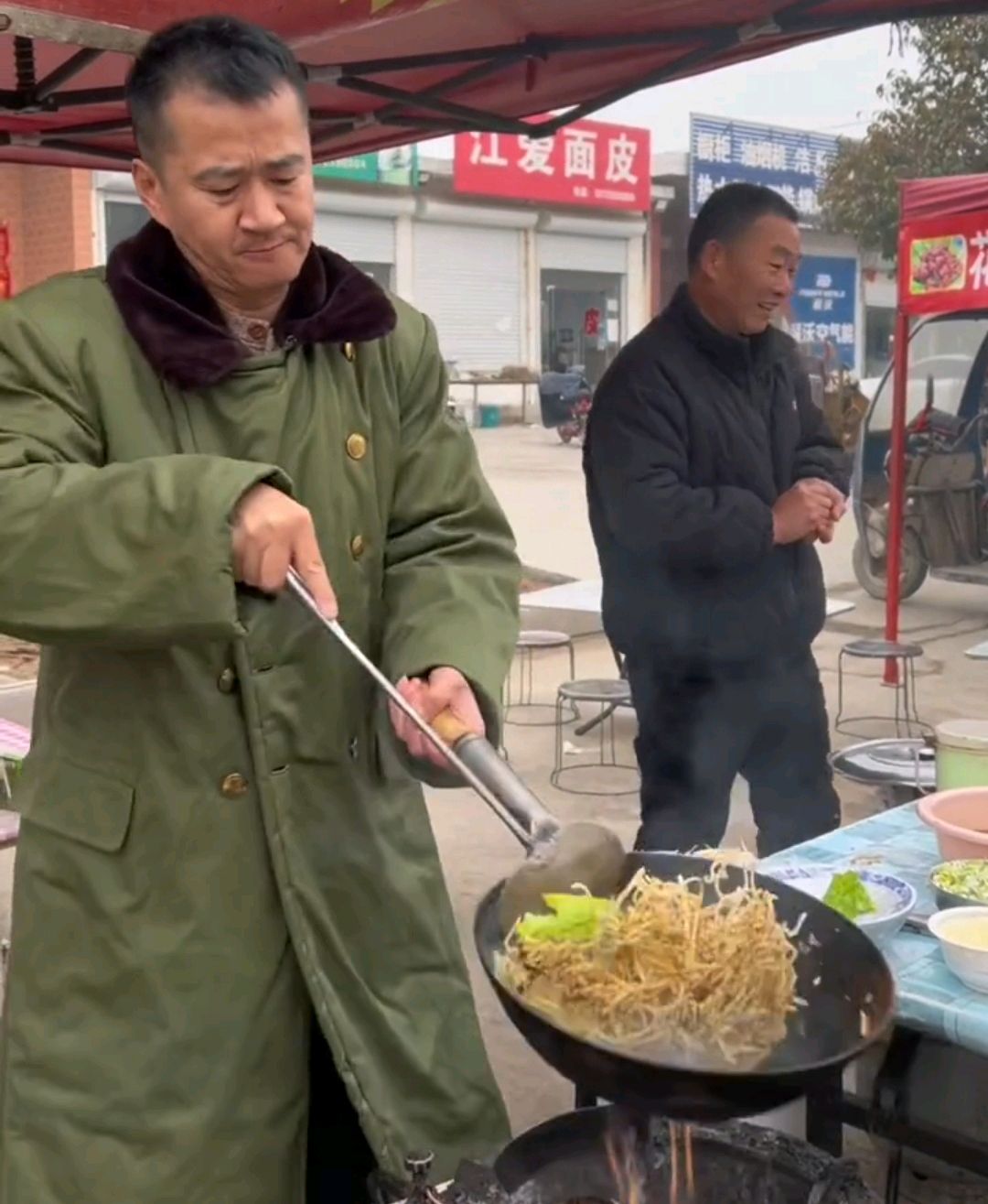 无戏可拍的大明星李嘉明身穿百元军大衣在路边摆摊卖炒面