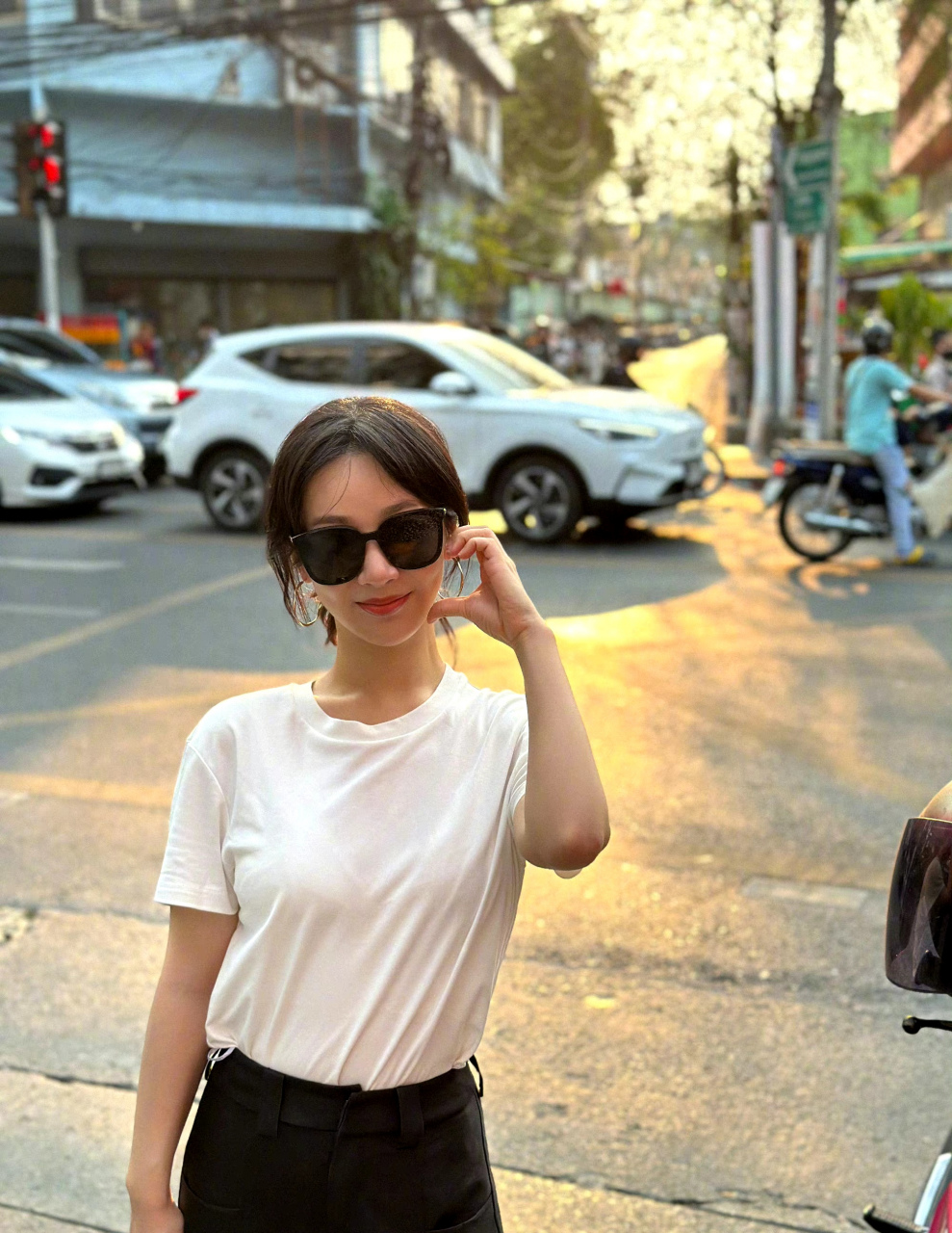 杨紫泰国街头随拍 白色短袖搭墨镜造型超酷