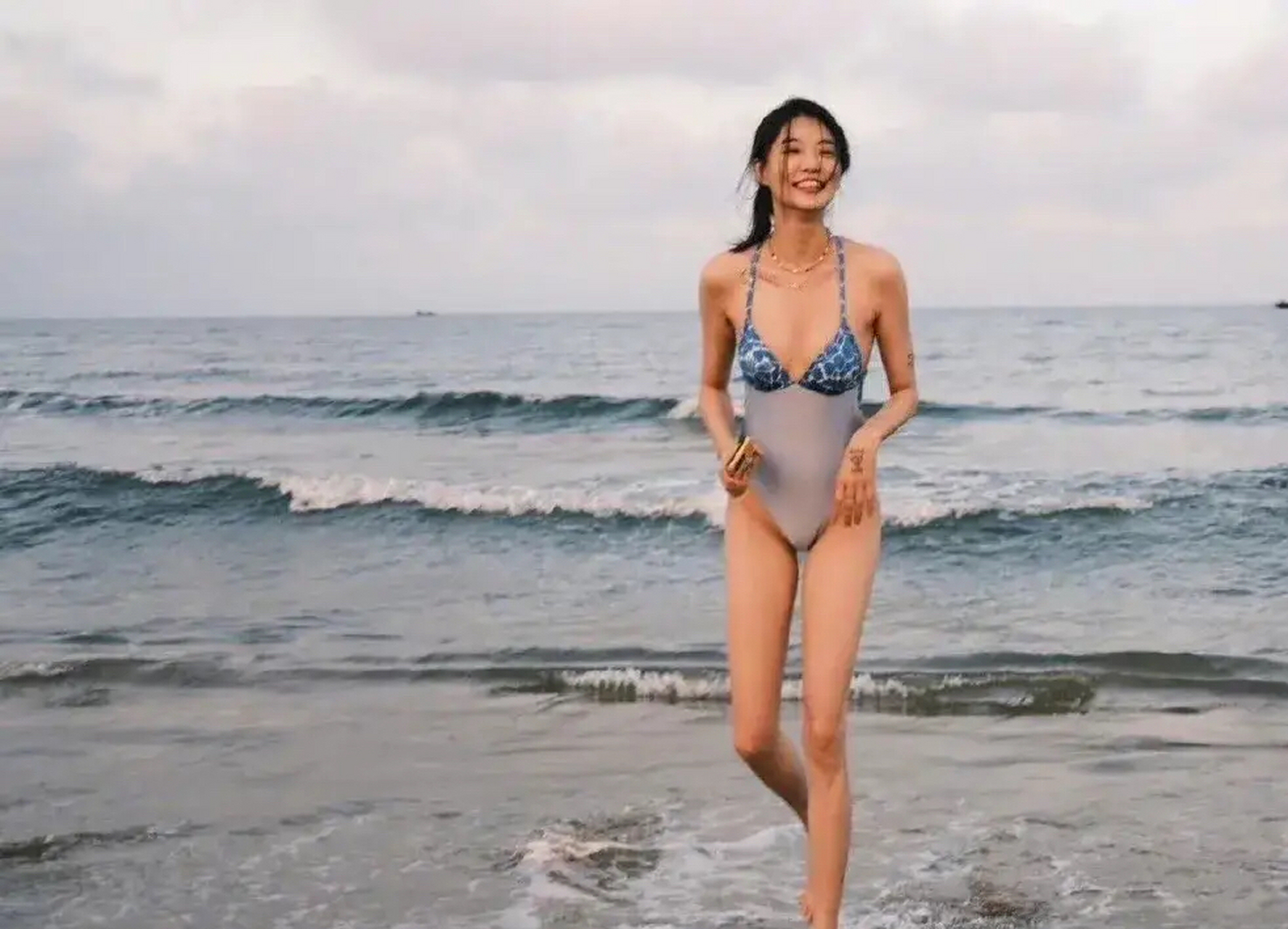 动态创作月# 陈碧舸,夏日海滩泳衣美照!