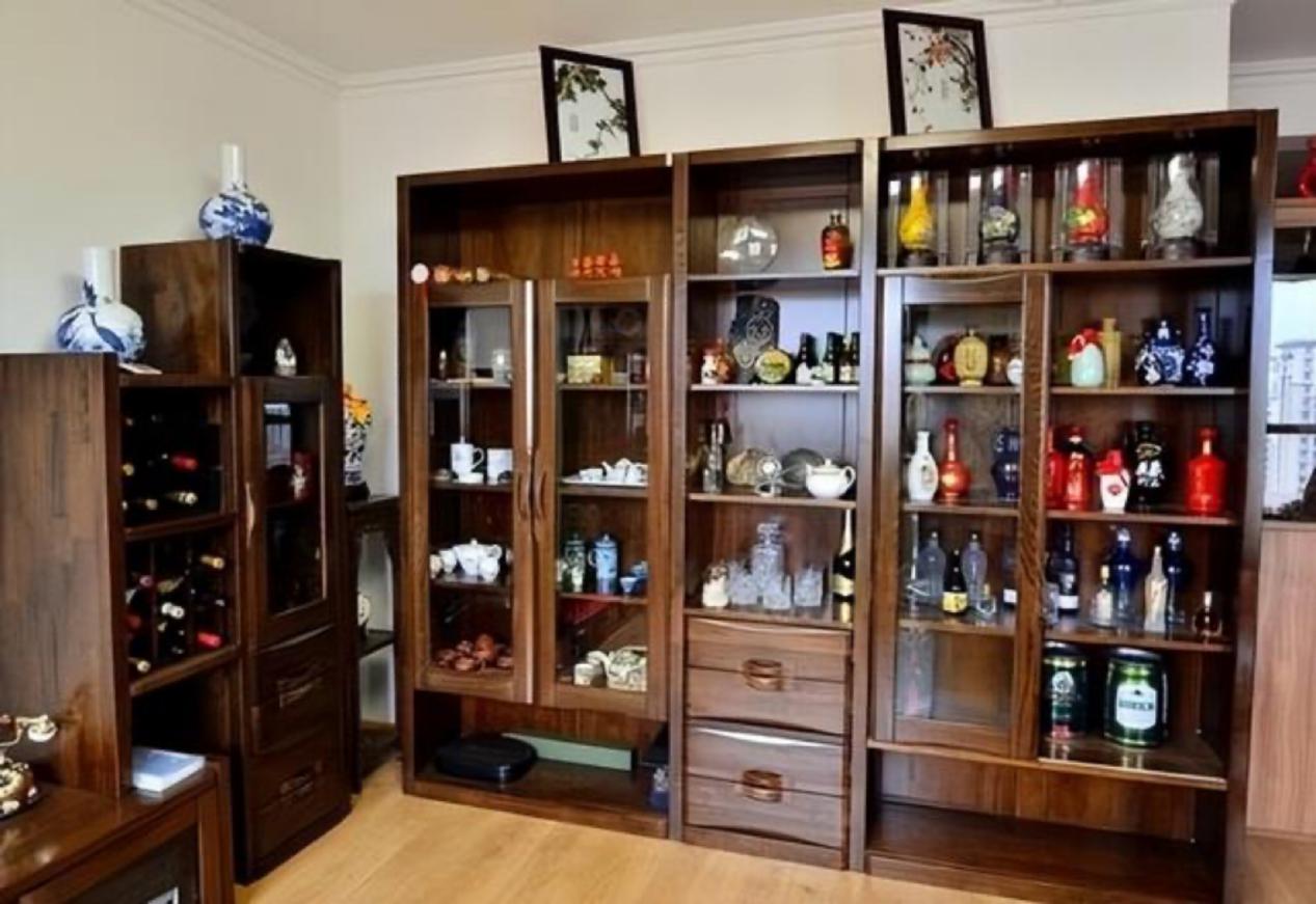 湖南一大爷爱好收藏酒,满满一酒柜皆是精品,行家:大爷是懂酒的