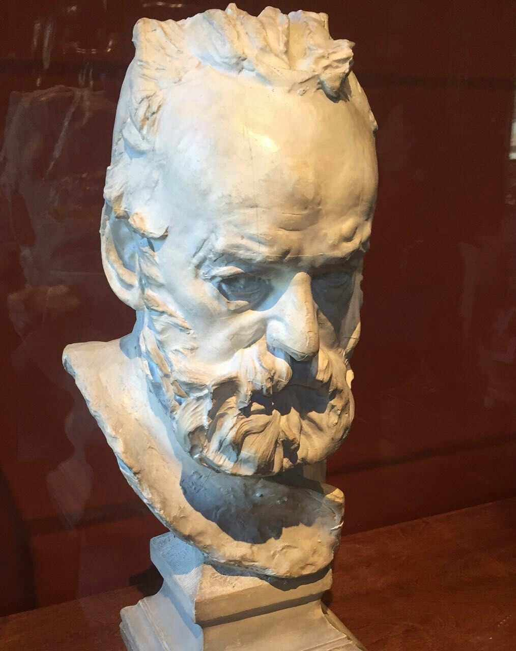 罗丹给雨果塑像  法国皇宫的美术馆里,陈列着大雕塑家罗丹的,这是罗丹